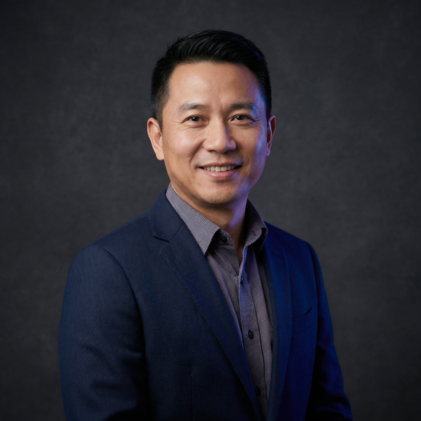 落地窗前资深制片人王建国