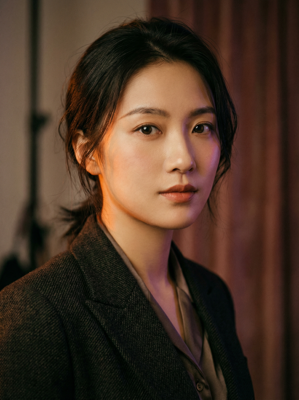 落地窗前影视演员写真