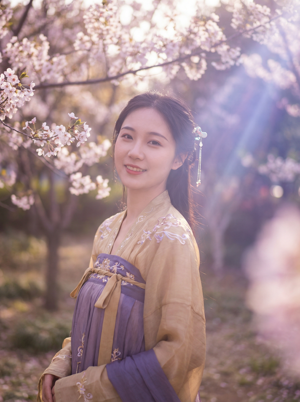 落地窗前古风汉服视频